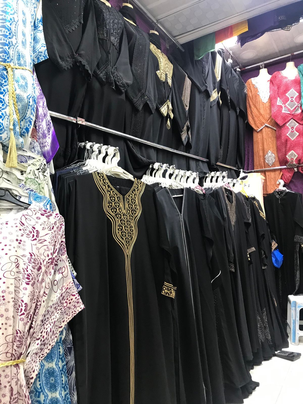 ジェッダの旧市街でアバヤを購入。
アバヤの下は、結構みんな派手な服を着てい...