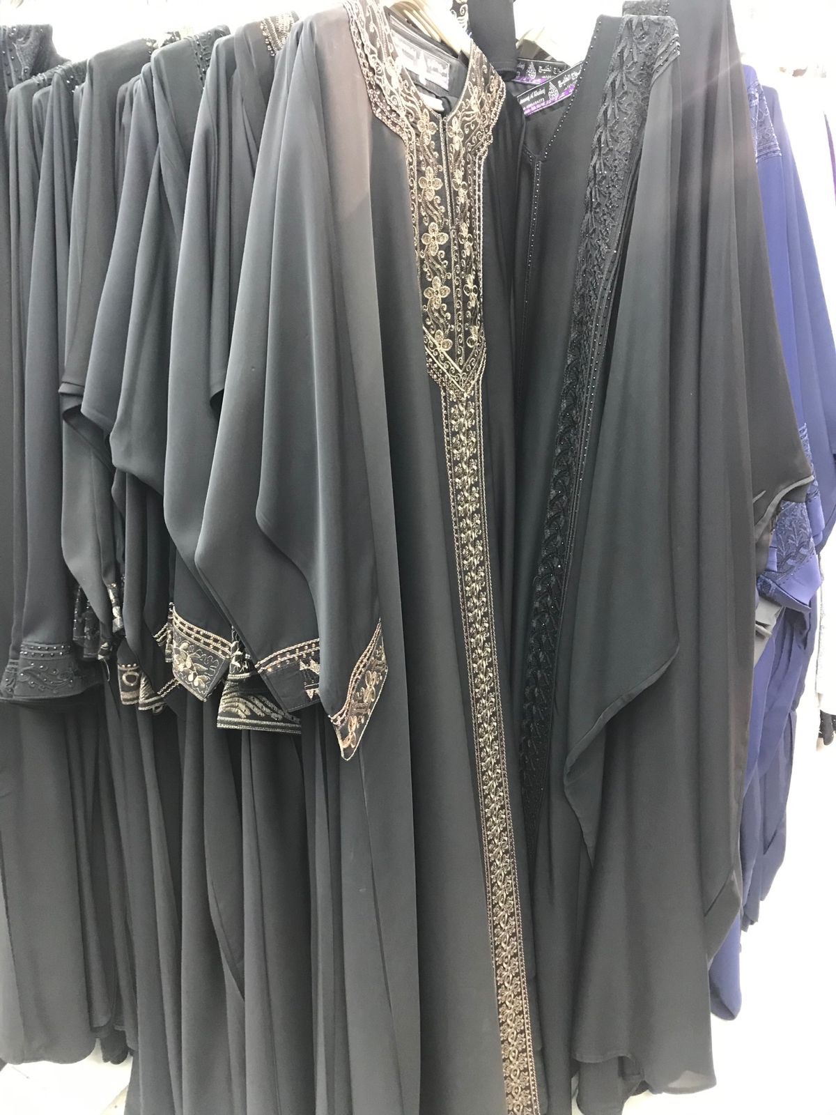 ジェッダの旧市街でアバヤを購入。
アバヤの下は、結構みんな派手な服を着てい...