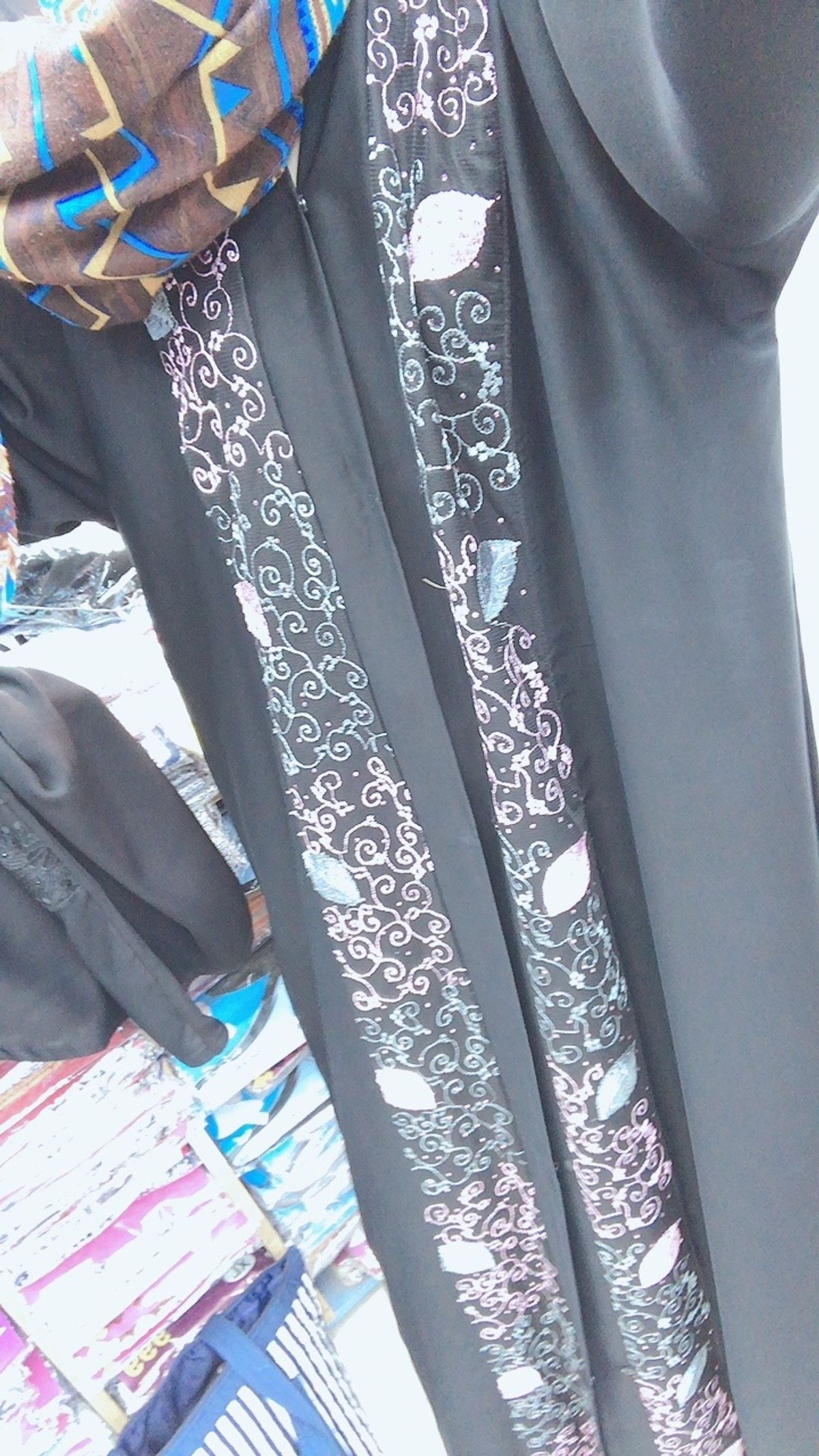 ジェッダの旧市街でアバヤを購入。
アバヤの下は、結構みんな派手な服を着てい...