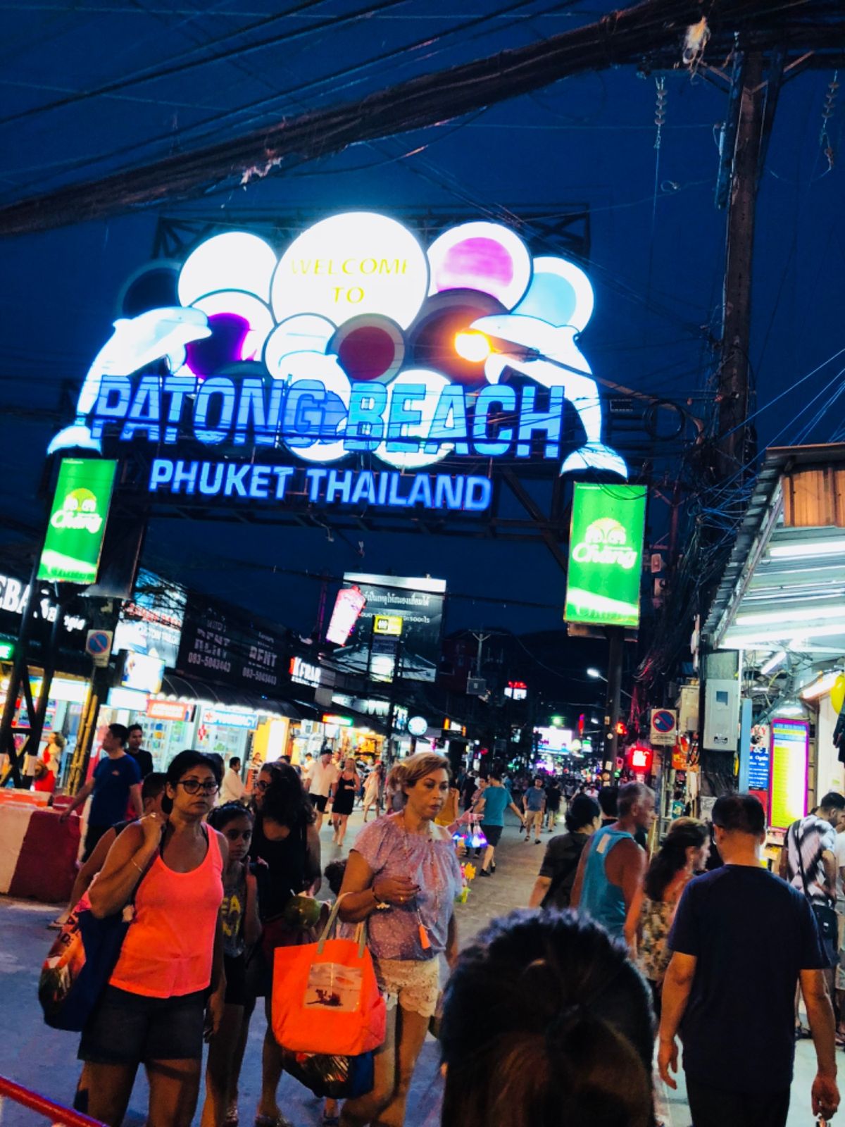 きれいな海と美味しい料理が食べられて満足な旅でした🤭💕
パトンビーチの夜は...