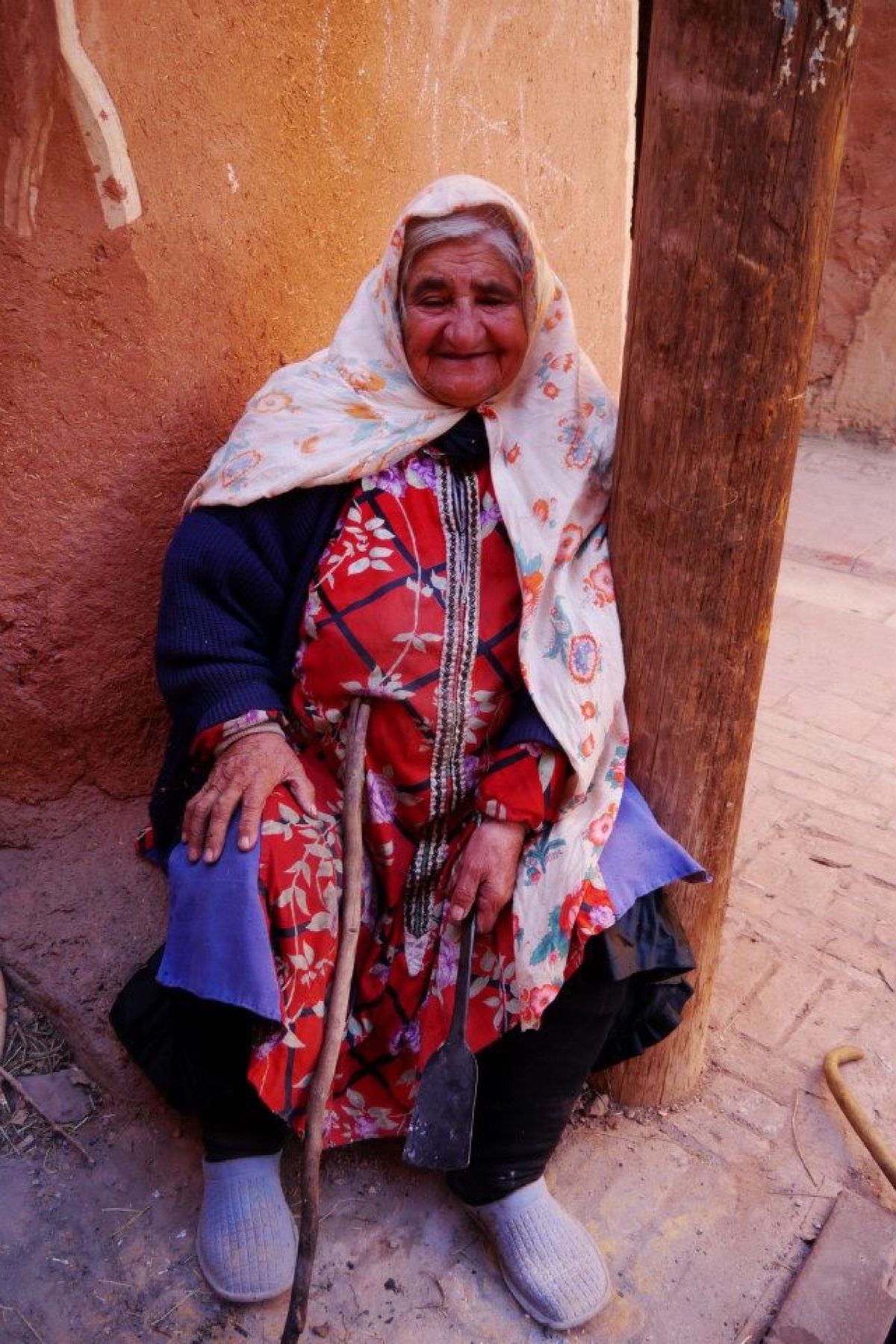 カーシャーンという町の近くにアブヤーネ村という場所があり、砂漠の後にタクシ...