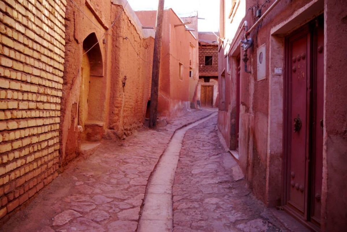 カーシャーンという町の近くにアブヤーネ村という場所があり、砂漠の後にタクシ...