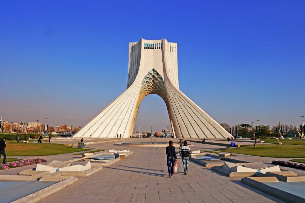 イランの首都 テヘランにやってきました。
町は広いですがメトロがあるので移...