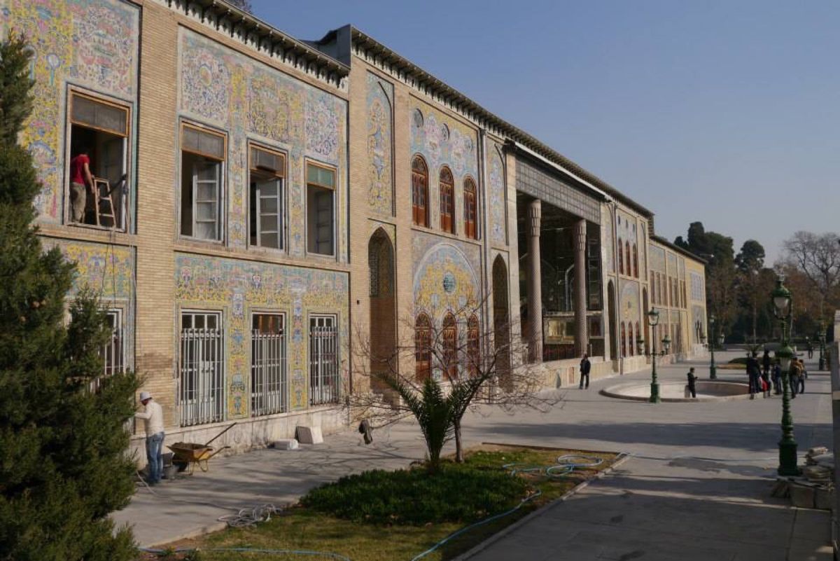 イランの首都 テヘランにやってきました。
町は広いですがメトロがあるので移...