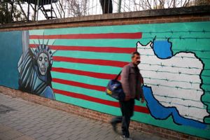イランの首都 テヘランにやってきました。
町は広いですがメトロがあるので移...