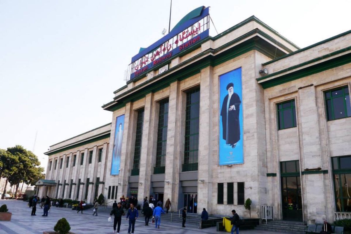 イランの首都 テヘランにやってきました。
町は広いですがメトロがあるので移...