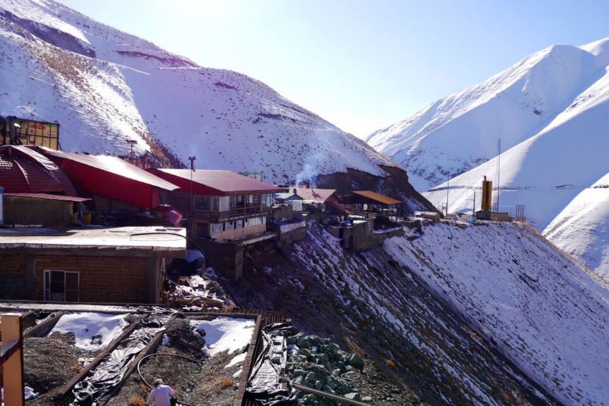 テヘランからカスピ海沿岸の町ノウシャフルへ。
途中の山越えは雪景色が綺麗でした！