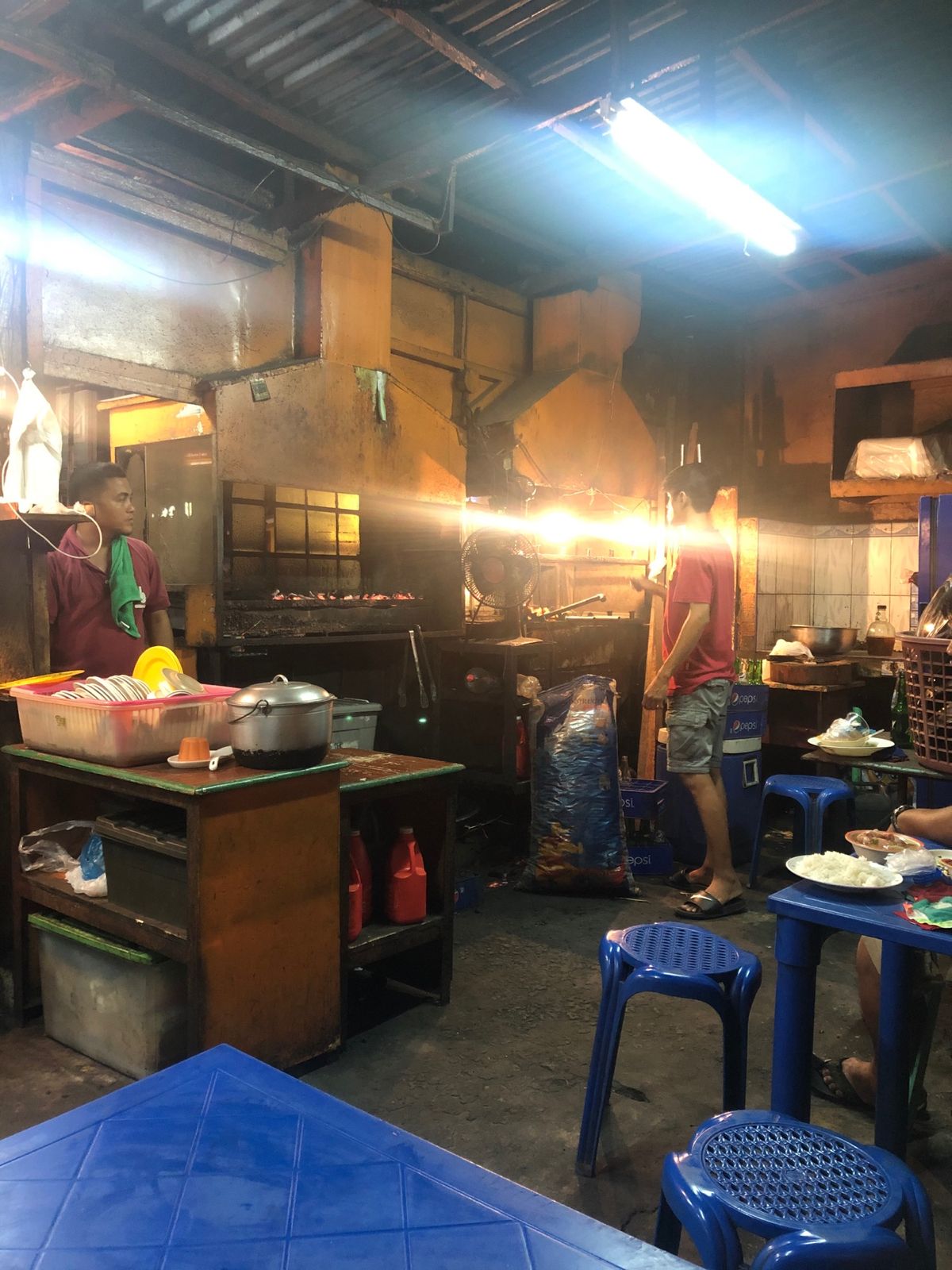 レチョンとか、ローカルフードをいただきます。