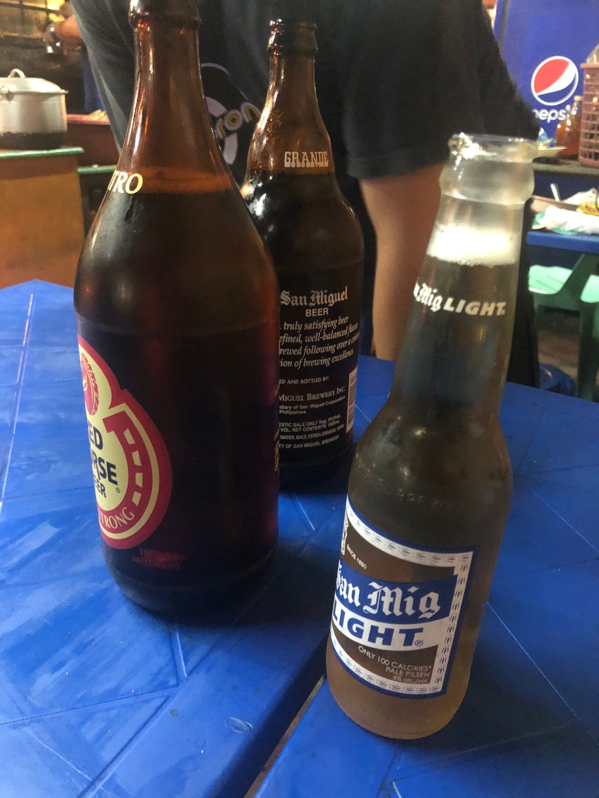 レチョンとか、ローカルフードをいただきます。