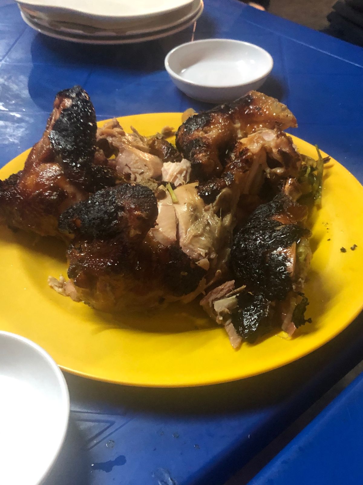 レチョンとか、ローカルフードをいただきます。