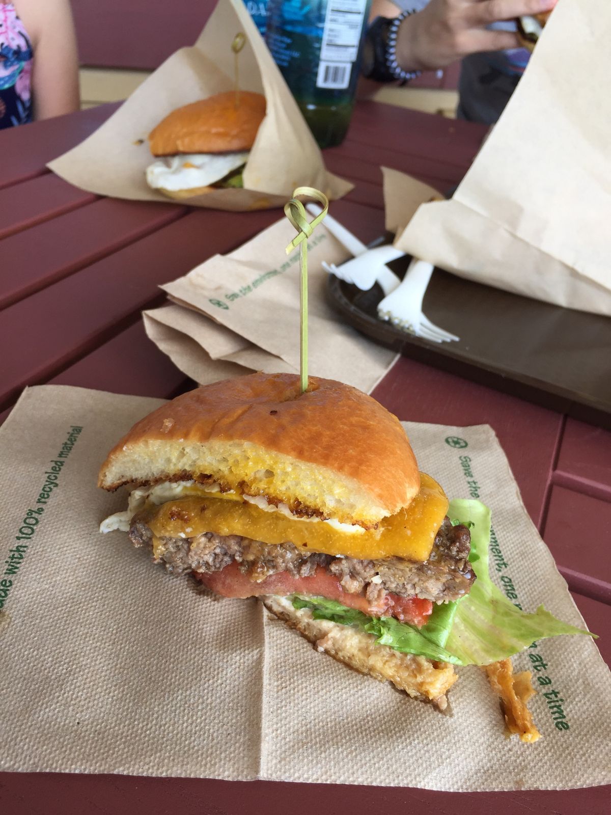 パワーを頂いた後は、ワイメアにある絶品！！！！ビレッジバーガー🍔へ。  我...