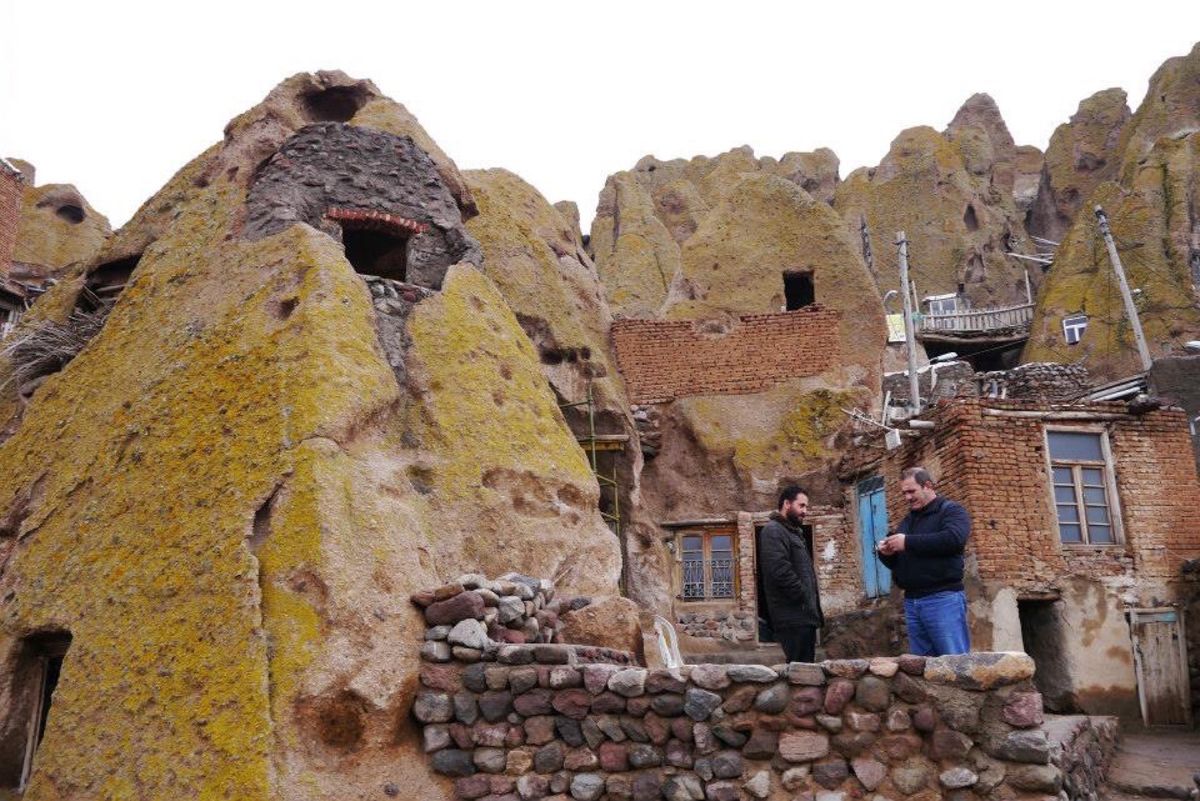 タブリーズからタクシーでキャンドヴァーン村へ。
カッパドキアのような奇岩に...