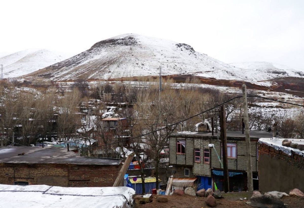 タブリーズからタクシーでキャンドヴァーン村へ。
カッパドキアのような奇岩に...