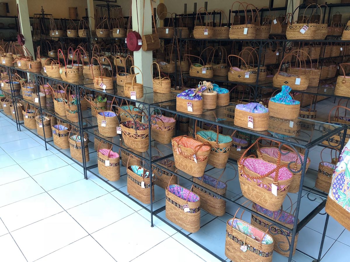 2/22
この日はウブドへ。
籠バックを作っているところやゴアガジャを巡り...