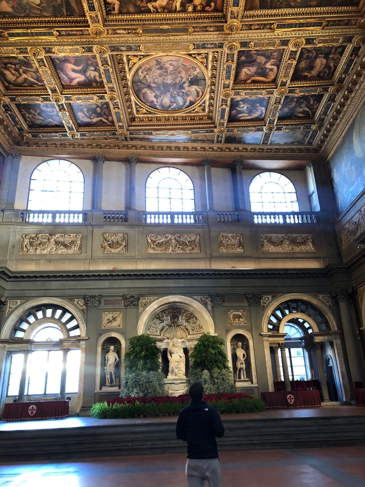 フィレンツェのイルビゾンテの本店でお得にバックをGETし、意気揚々と歩いて...