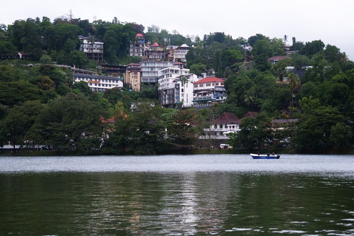 スリランカ中部のキャンディという町。
湖の辺りに仏歯寺があります。
コンパ...
