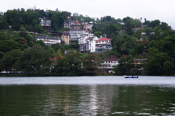 スリランカ・Colombo「スリランカ10日間」の写真：スリランカ中部のキャンディという町。
湖...