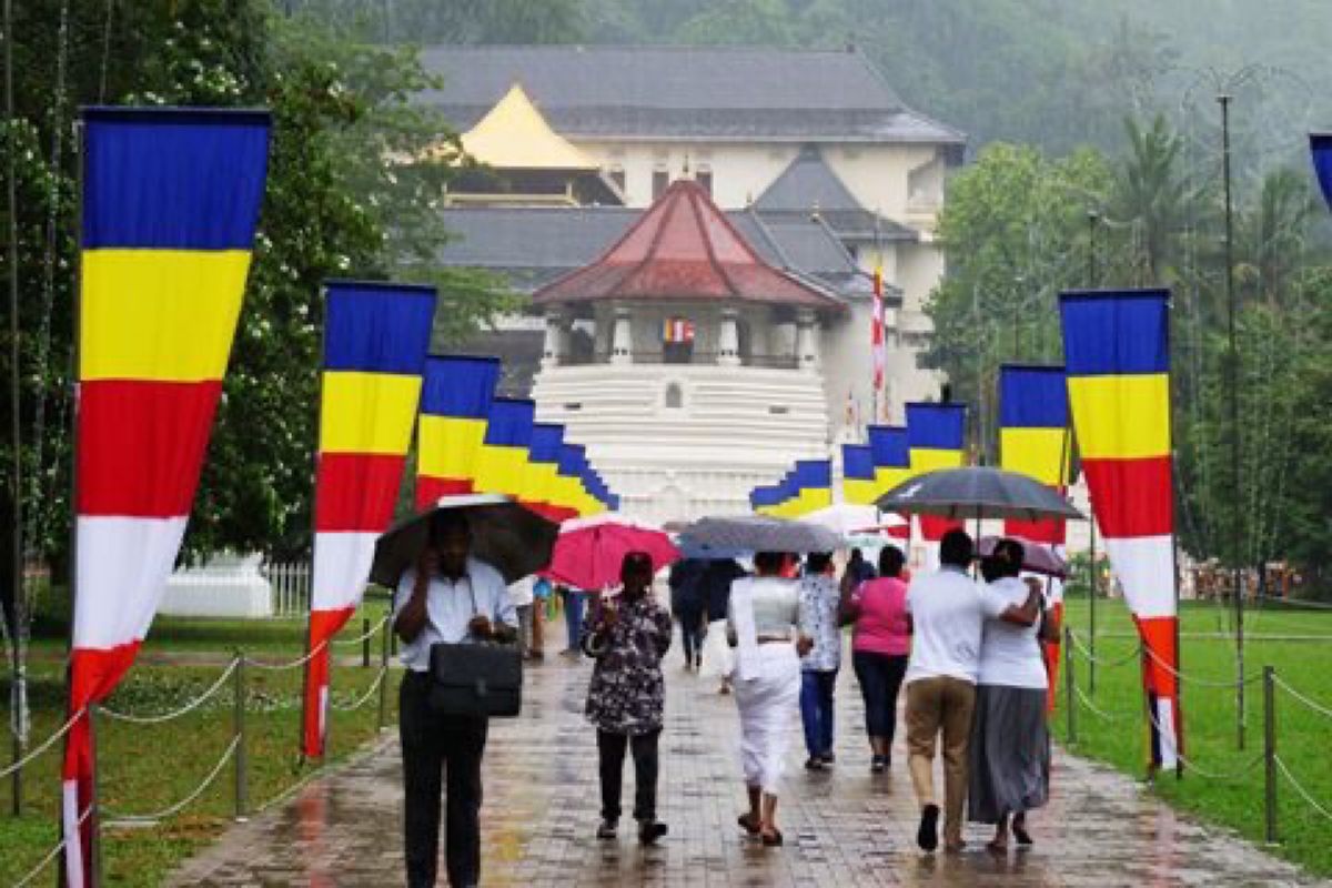 スリランカ中部のキャンディという町。
湖の辺りに仏歯寺があります。
コンパ...