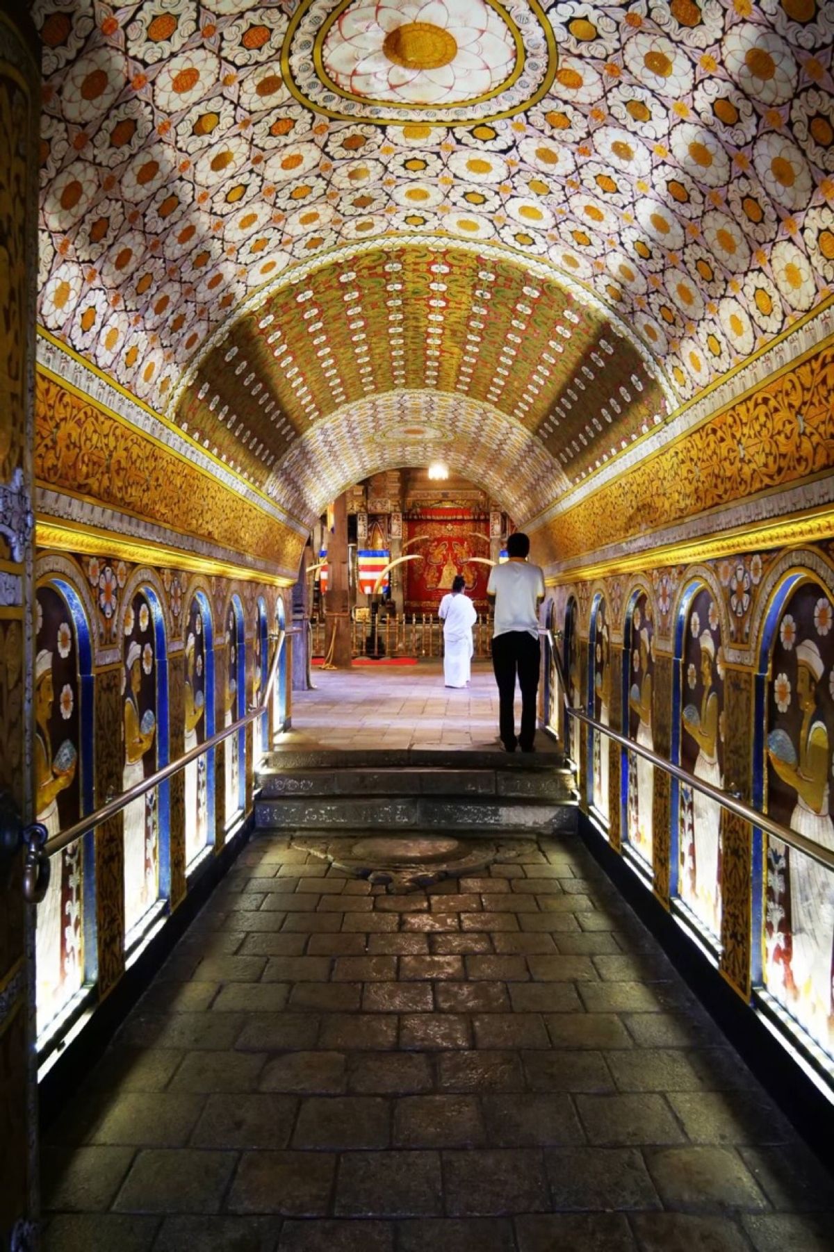 スリランカ中部のキャンディという町。
湖の辺りに仏歯寺があります。
コンパ...