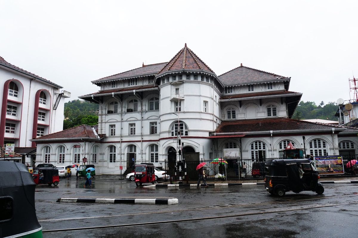 スリランカ中部のキャンディという町。
湖の辺りに仏歯寺があります。
コンパ...