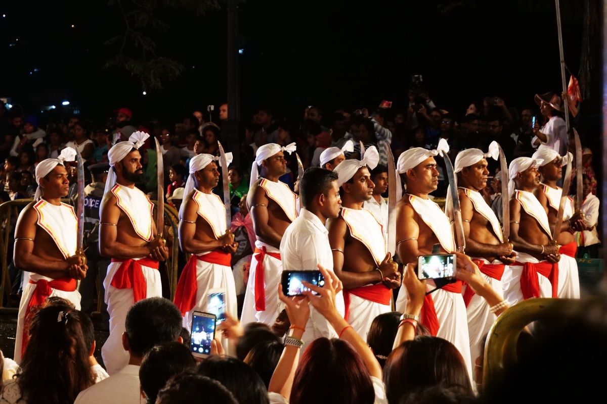 キャンディの町で８月なかばに開催されるペラヘラ祭り。
ゾウが音楽と共に行進...