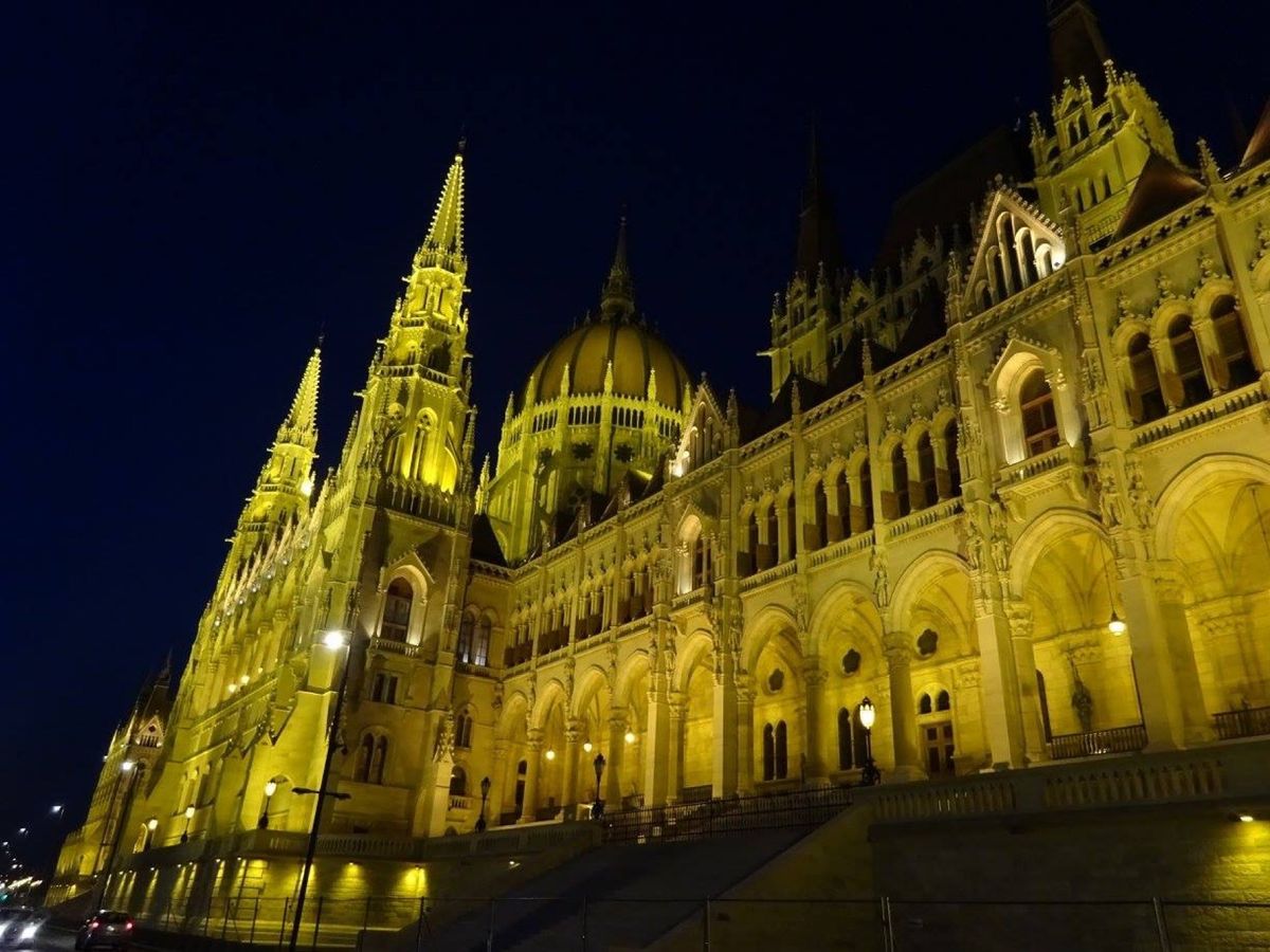 ブタペストといえば、の夜景。
真っ暗になってからも勿論素敵だけど、
夕暮れ...
