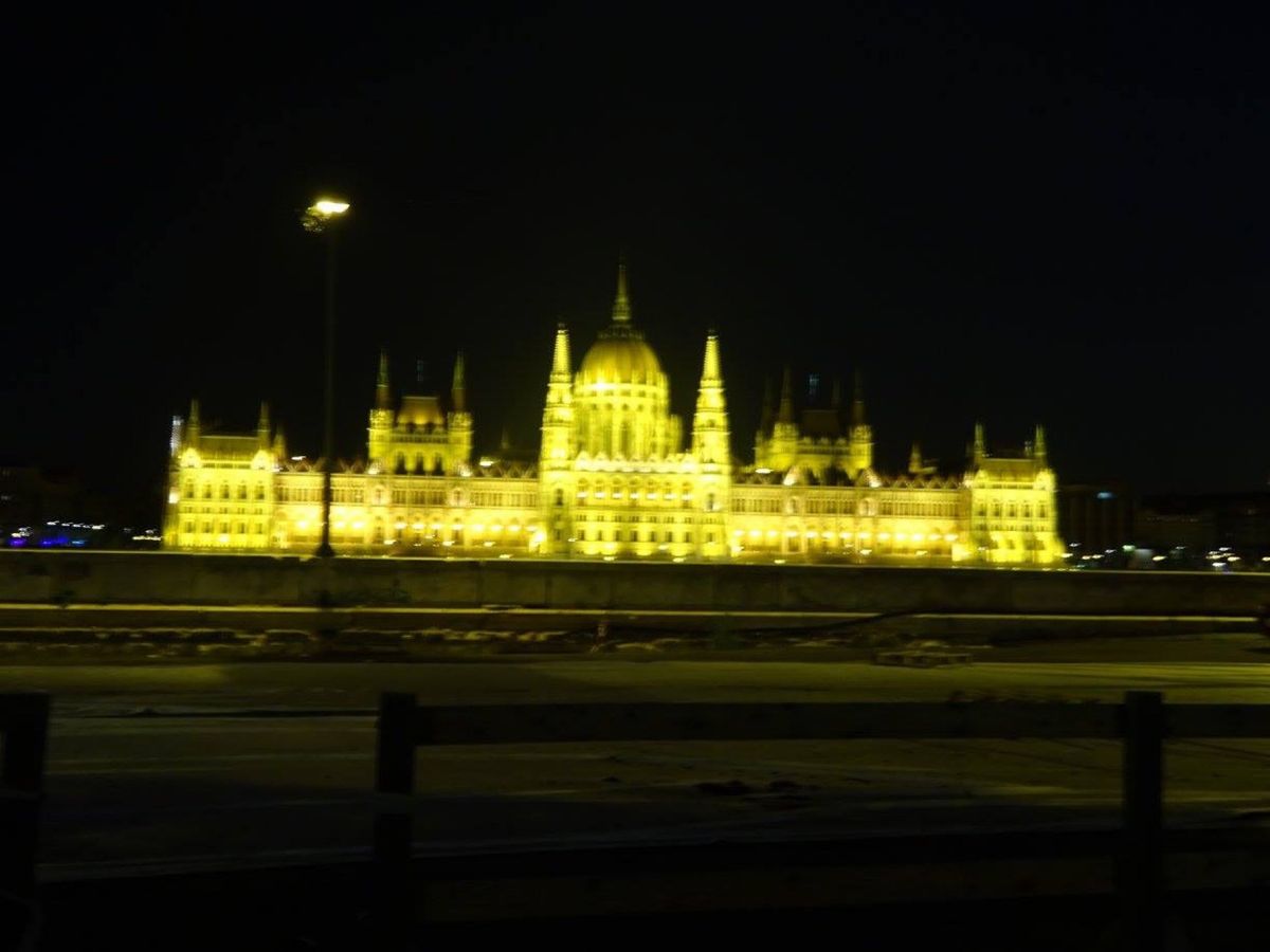 ブタペストといえば、の夜景。
真っ暗になってからも勿論素敵だけど、
夕暮れ...