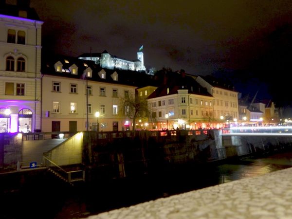 スロベニア・リュブリャーナ「リュブリャーナ(3)」の写真：リュブリャーナ城とプレシェーレン広場の夜...