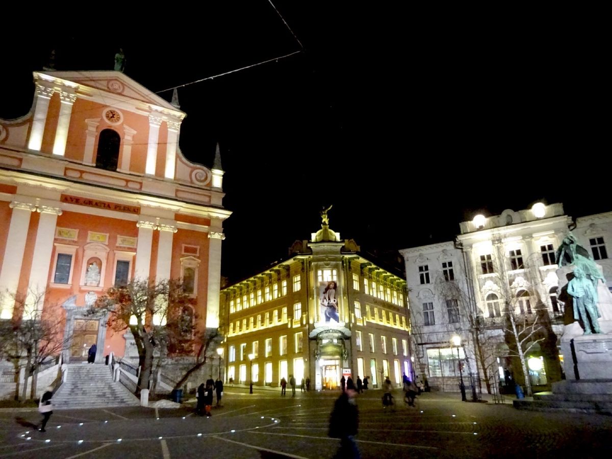リュブリャーナ城とプレシェーレン広場の夜景。
寒くても外で食事をとりたくなる。