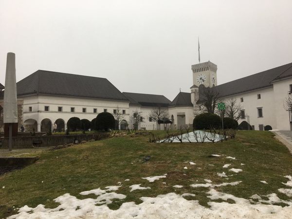 スロベニア・リュブリャーナ「リュブリャーナ(3)」の写真：丘の上にあるリュブリャーナ城へ。
曇って...