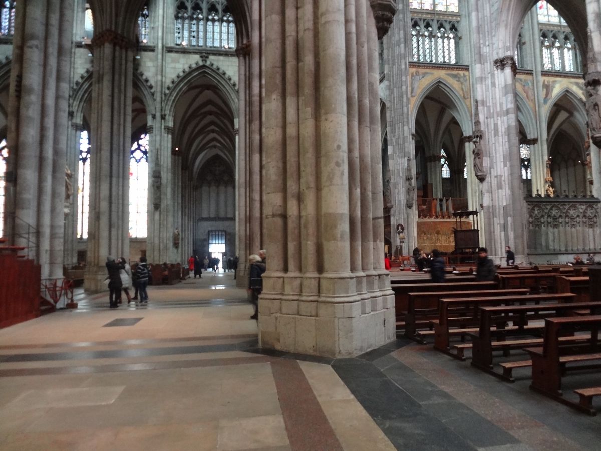 ケルン大聖堂
Köln dom
大きすぎて写真の枠に入りきらない
