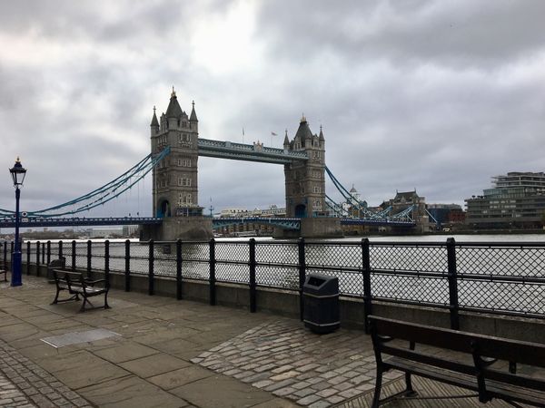 イギリス(英国)・ロンドン「ロンドン」の写真：ロンドンブリッジはロンドンらしく曇り空の...