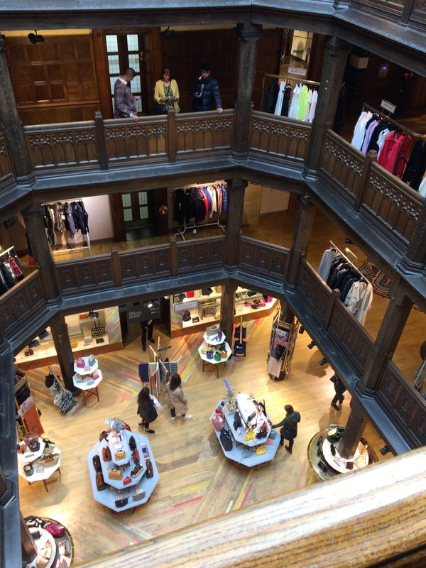 イギリス(英国)・ロンドン「ロンドン」の写真：リバティデパート♡
スカーフたくさんゲット🧣