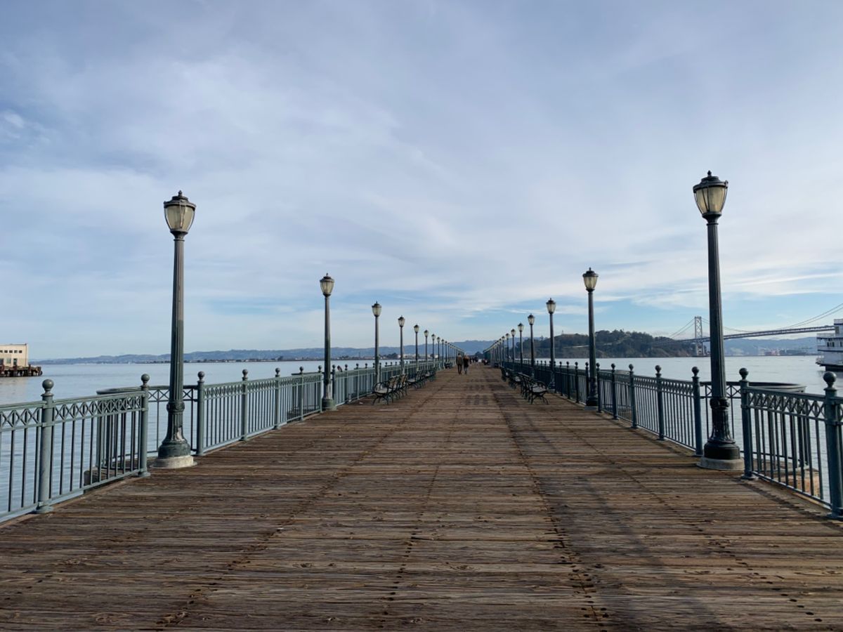 港から、坂道をひたすら登って。