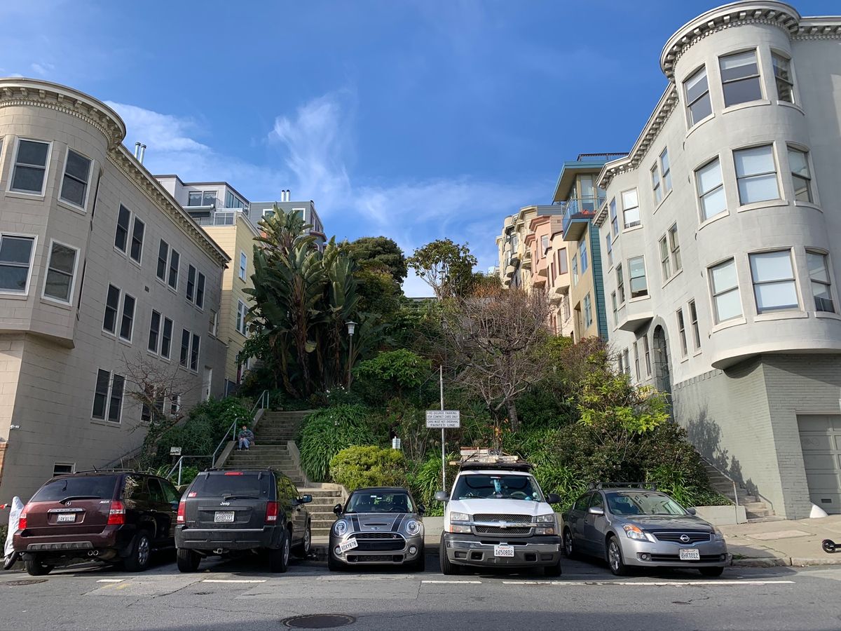 港から、坂道をひたすら登って。