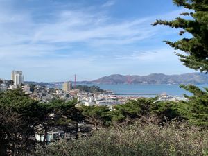 Coit Towerの周辺もいい感じ。ゴールデンゲートブリッジも遠くに。