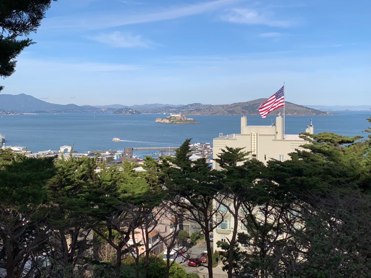 Coit Towerの周辺もいい感じ。ゴールデンゲートブリッジも遠くに。