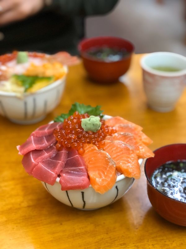 日本・札幌「札幌、小樽ツアー」の写真：電車で小樽🚃
三角市場の高波食堂。海鮮丼...