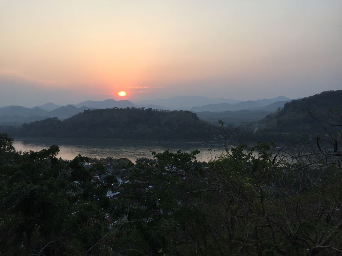 ルアンパバーンの夕陽。プーシーの丘、町中のメコン、5キロ程度上流