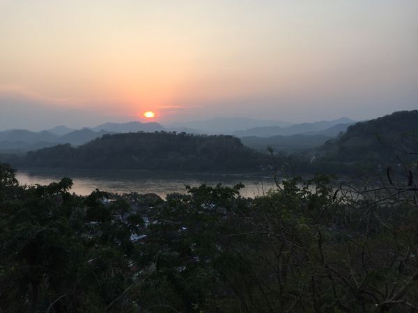 ラオス人民民主共和国「ラオス」の写真：ルアンパバーンの夕陽。プーシーの丘、町中...