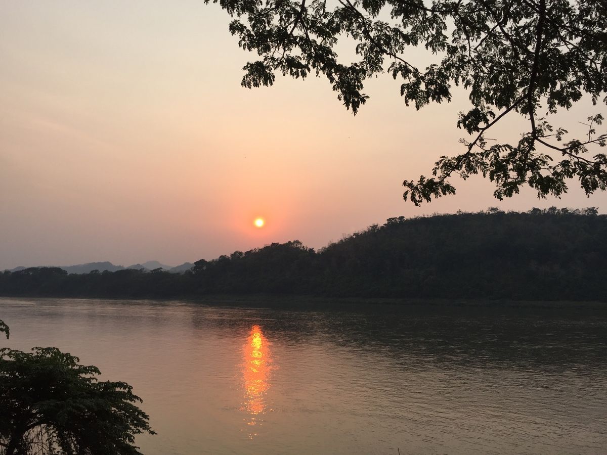 ルアンパバーンの夕陽。プーシーの丘、町中のメコン、5キロ程度上流