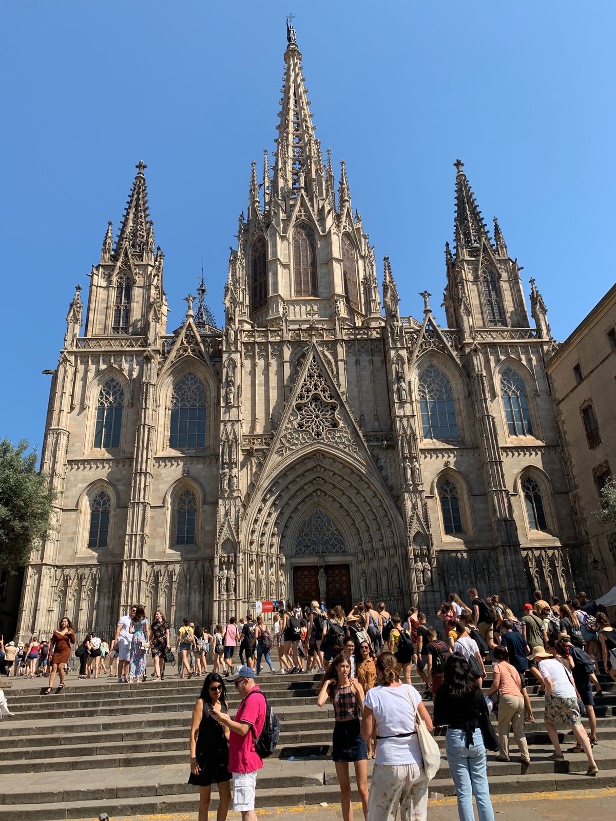 歴史的な建造物が街にいっぱいあって
見ごたえあった✨
観光スポットから観光...