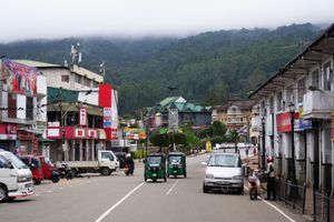 ヌワラエリヤの町は標高2000m近くて、風が強く寒かった。
乾燥して暑かっ...