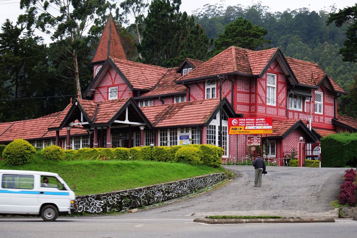 ヌワラエリヤの町は標高2000m近くて、風が強く寒かった。
乾燥して暑かっ...