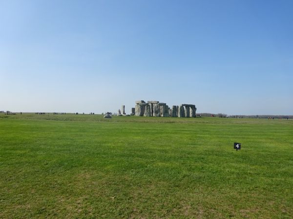 イギリス(英国)・ロンドン「ロンドン」の写真：ストーンヘンジ
草原の中にポツンとあった