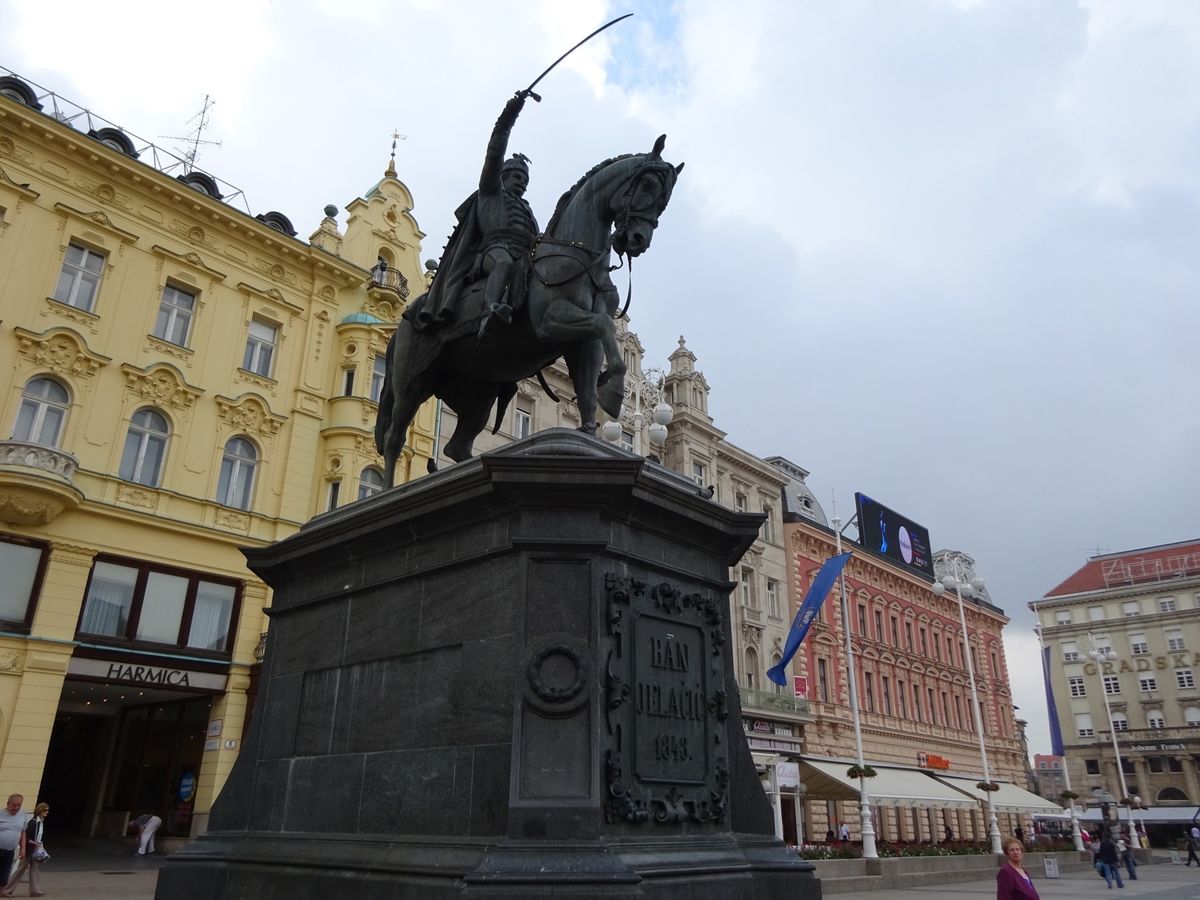 街の中心のイェラチッチ広場。
広い道と路面電車