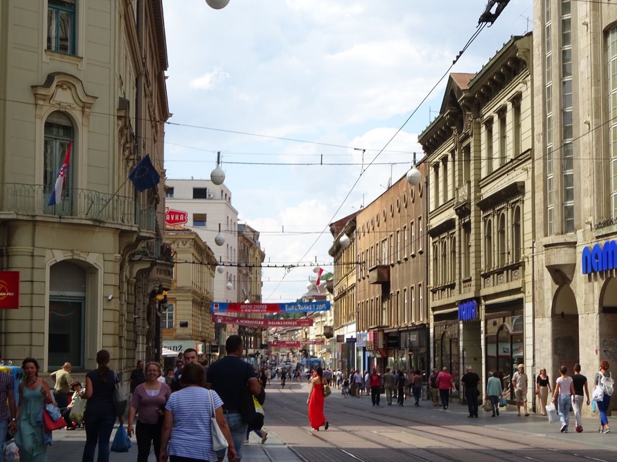 街の中心のイェラチッチ広場。
広い道と路面電車