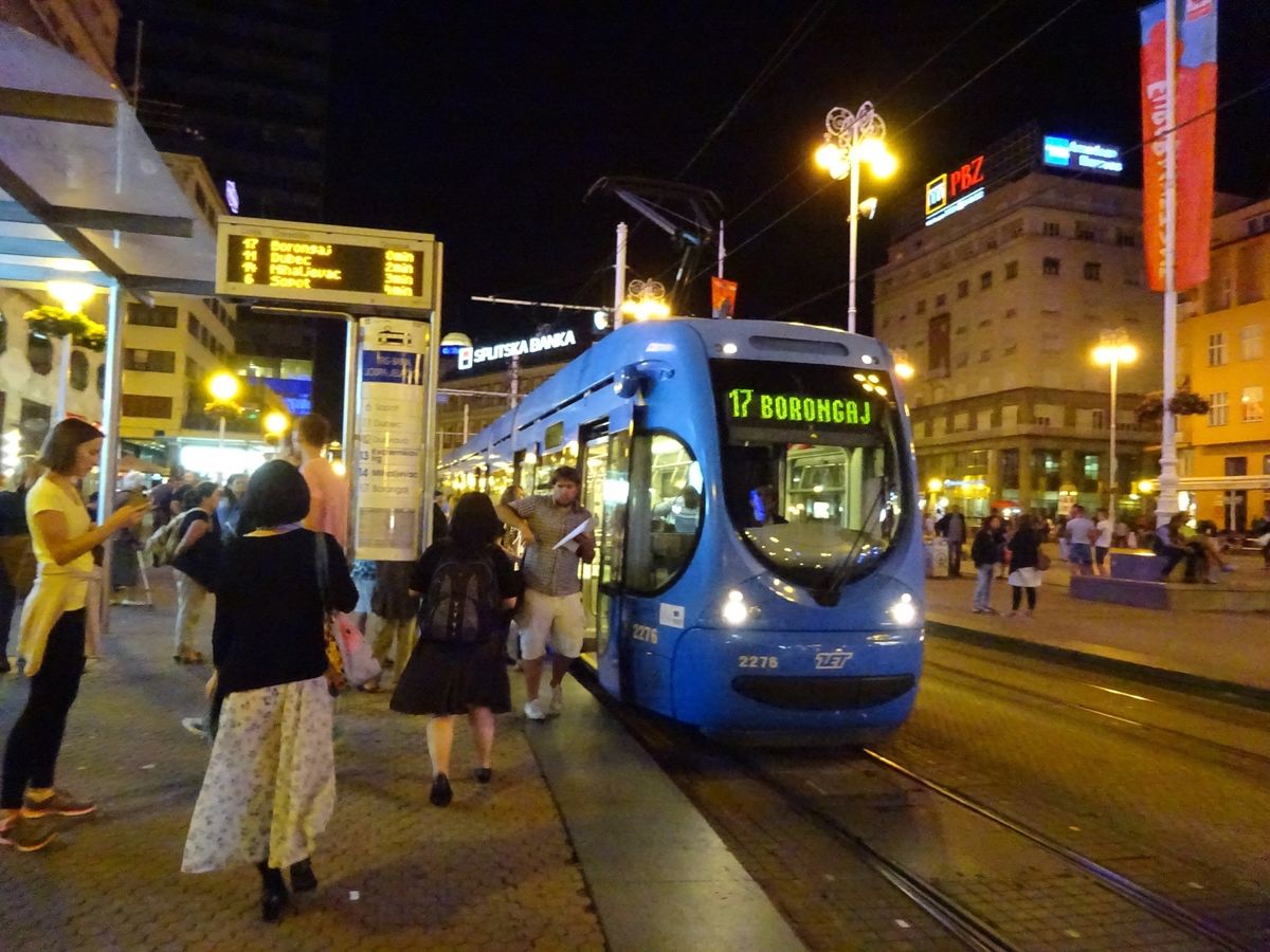 街の中心のイェラチッチ広場。
広い道と路面電車