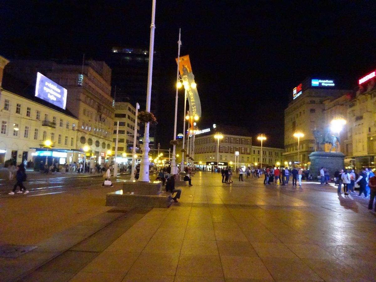 街の中心のイェラチッチ広場。
広い道と路面電車