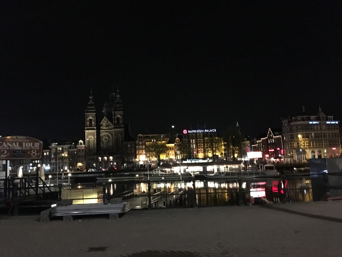 到着は夜でした。
空港からアムステルダム中央駅へ。